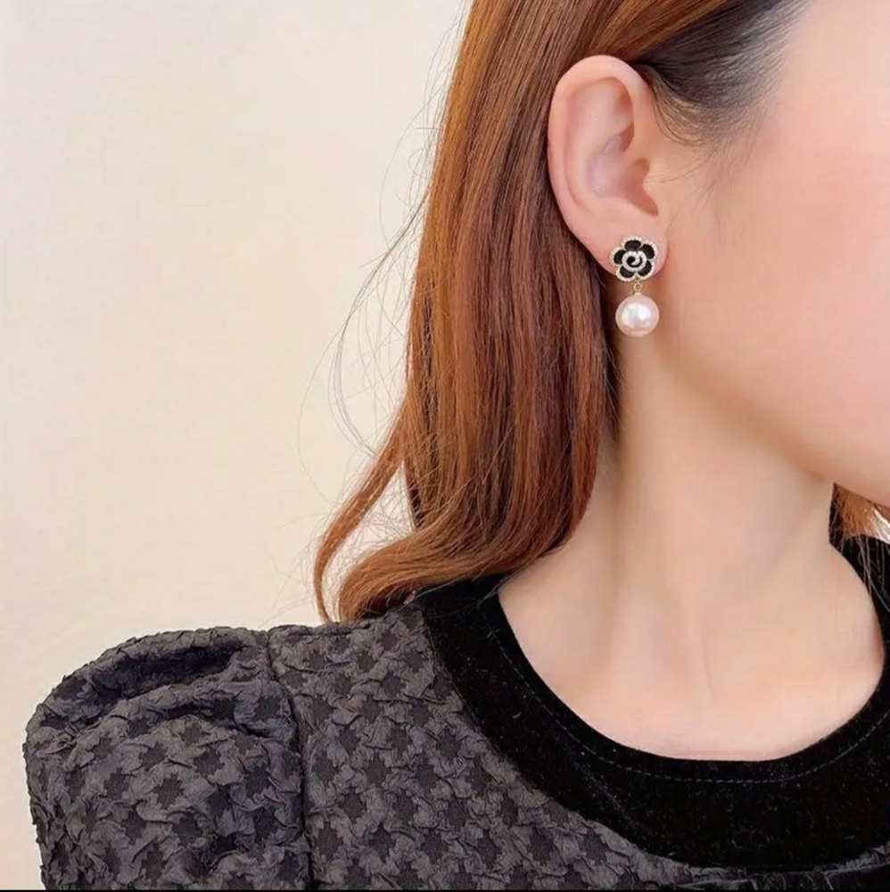 BLACK ROSE EARRINGS - Picture 3 of 3